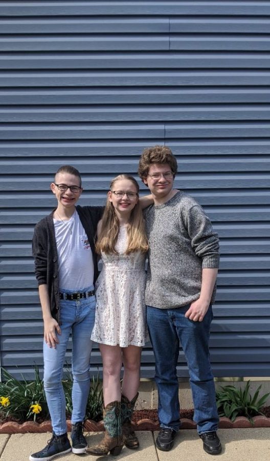 Rampage staffer Daniel Robins and his siblings spend family time by taking senior pictures out side their home on a nice day.
Photo by Daniel Robins