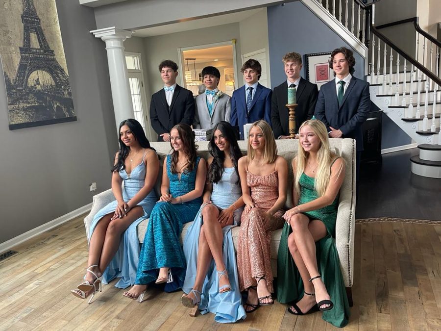 A group of seniors pose for a group photo prior to attending Prom.